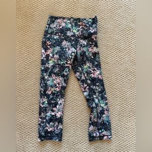 Lululemon size 6 pattern capris